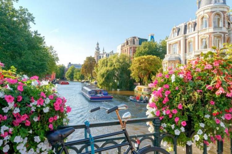 Widok na kanały w Amsterdamie